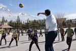 مسابقه والیبال دوستانه دانش آموزان و معلمان برگزار شد